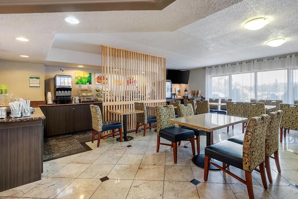 Hotel Quality Inn & Suites 5585 Ambler Drive Mississauga Ontario